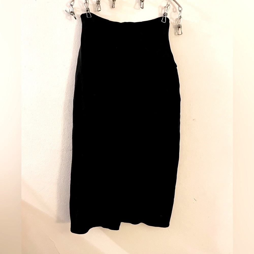 Shapely heavy knitwear black jersey skirt w a slit in the front